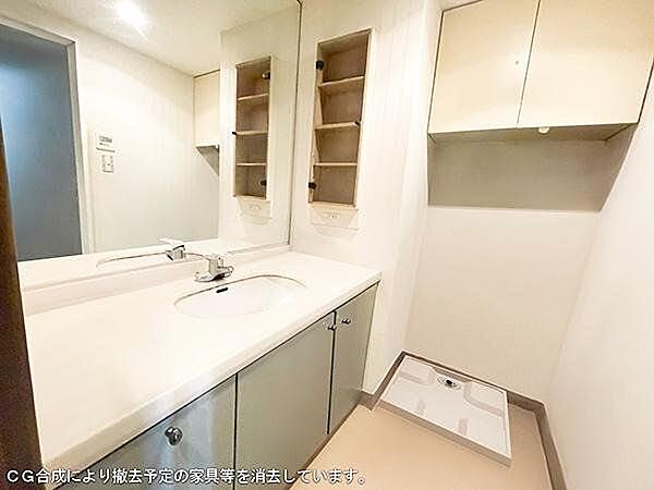 【洗面室】洗面カウンターの幅にゆとりがあるため、洗面ボウルを使用する間に髪を整えるなど、2人同時に身支度ができます。鏡横・ボウル下・壁面の収納スペースに、小物やリネン類を収納できます。