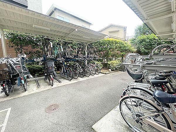 【駐輪場】屋根付きなので、自転車が雨に濡れることや直射日光から守ることができます。2段式のサイクルラックが設置されています。