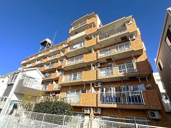 【現地外観写真】総戸数58戸、地上7階建RC造マンションの6階部分に位置します。外壁は高級感のあるタイル張りです。/2025年12月撮影