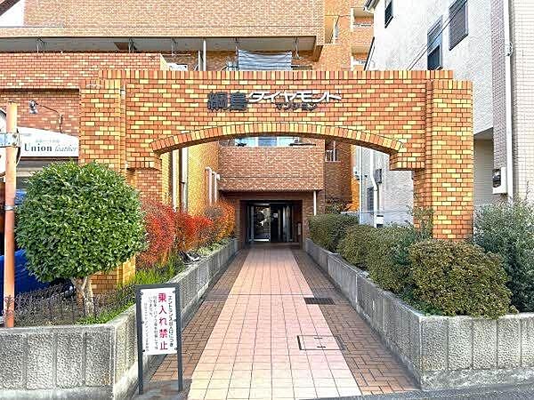 【現地外観写真】エントランス上部には屋根があるので、雨の日に傘をさす際も慌てずにすみそうです。/2025年12月撮影