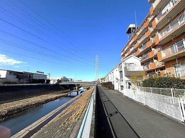 【前面道路を含む現地写真】南東側道路からの外観の様子です。高田上耕地第二公園まで約360m(徒歩5分)。お子様と気軽に遊びに行ける距離です。/2025年12月撮影
