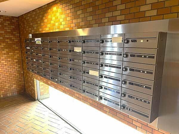 【集合ポスト】ダイヤル式の鍵が採用された集合ポスト。エントランス内にあるので、住人以外の出入りが少なく、防犯面に配慮されています。/2025年12月撮影