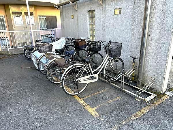 【駐輪場】マンションに駐輪場が設けられています。買い物や近くの公園へのサイクリングなどに便利です。/2025年12月撮影