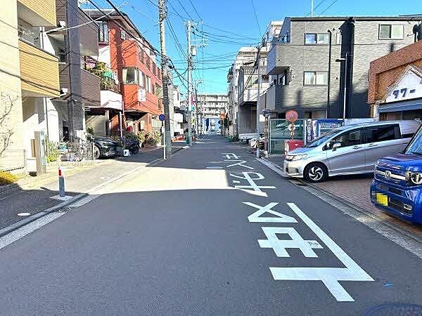 【前面道路】北西側道路の様子。横浜市立高田小学校まで約1170m(徒歩15分)、横浜市立高田中学校まで約950m(徒歩12分)の距離に位置します。/2025年12月撮影