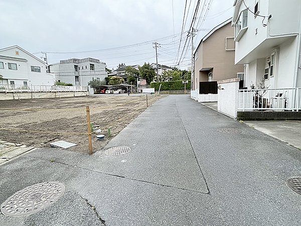 西側前面道路