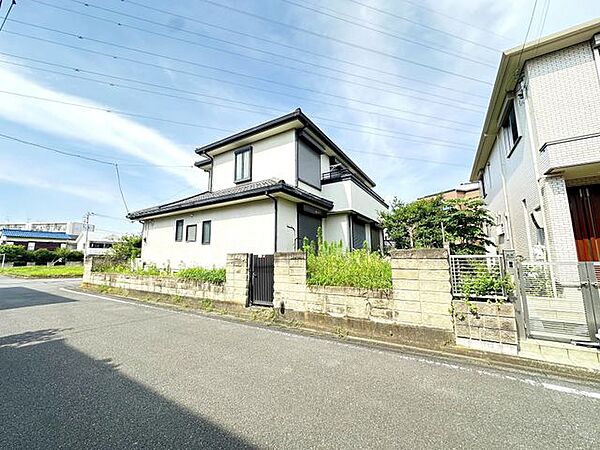 周囲は既に住宅などの建物が建っており、実際の陽当たりや隣家との間隔などを考慮してプランニングいただけます。/2026年7月撮影