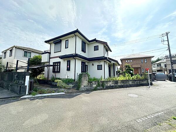 低層住宅が立ち並ぶ、第一種低層住居専用地域に位置します。穏やかな環境で理想の住まいを実現したい方におすすめです。/2026年7月撮影