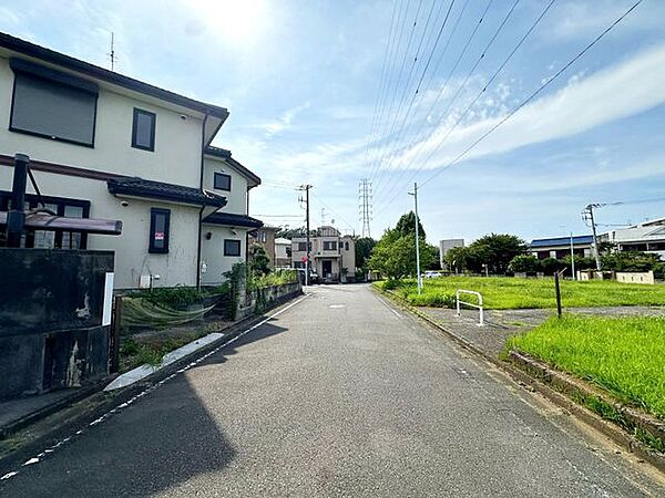 北東側の前面道路幅員は約6.0m。接道間口は約16.2mです。ゆとりある幅員が確保されており、お車の出入庫をスムーズに行うことができそうです。/2026年7月撮影