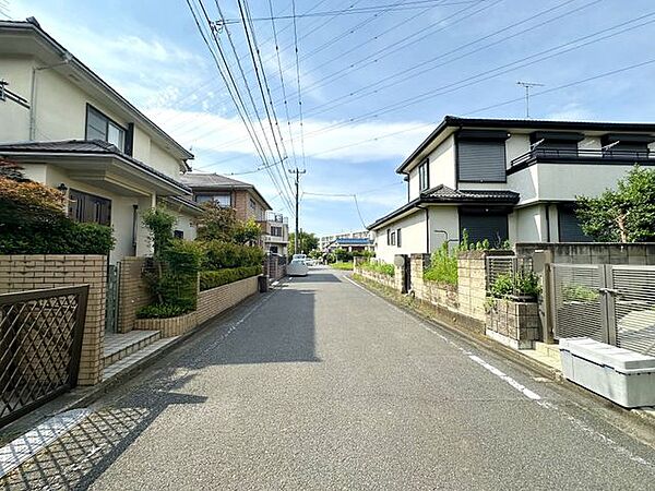 西側の前面道路幅員は約5.9m。接道間口は約17.4mです。/2026年7月撮影