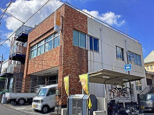 【現地写真】現況古家有り◎建築可能な建物のボリュームなど事前に確認可能です。また周囲は既に住宅などの建物が建っているため、隣家との間隔などを考慮してプランニングいただけます。/2025年7月撮影