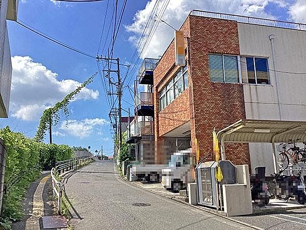 【前面道路含む現地写真】東側前面道路幅員は約6.0m、接道間口は約9.34m。お車の運転が苦手な方も、余裕をもって運転できる道幅が確保されています。/2025年7月撮影