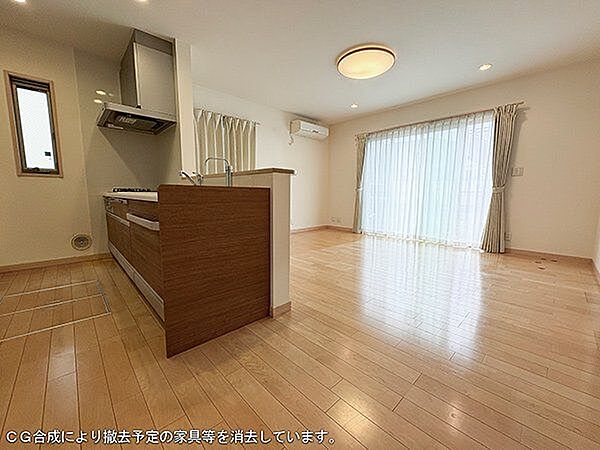 【LDK】南窓から陽光が降り注ぐ、明るい空間。食事スペースと寛ぎスペースを区分けしやすい設計です。/2026年6月撮影※バーチャルホームステージングにより家具・小物を消しております。