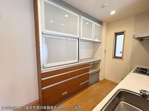 【キッチン】カップボード付きで、調理器具やお皿などをすっきりとしまっておけます。/2026年6月撮影※バーチャルホームステージングにより家具・小物を消しております。
