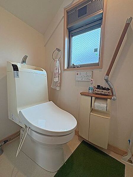 【1階トイレ】白を基調とした清潔感のあるトイレです。手洗い器付きのため、すぐに手を洗えて衛生的です。一年を通して快適に使用できる温水洗浄便座付き。/2026年6月撮影
