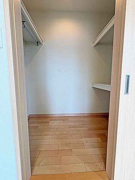 【ウォークインクローゼット】和室よりアクセス可能なウォークインクローゼット。ご家族ごとに衣類や荷物を収納することが可能。ハンガーパイプ付きで長い洋服を掛けておくことができます。/2026年6月撮影