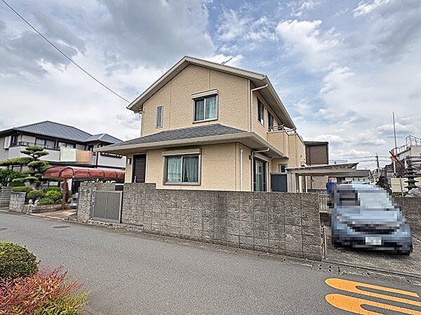 【外観】前面道路の幅員は北西側約8.5m、接道間口は約15.6mとゆとりある広さ。車の出し入れがスムーズに行えます。LDKは住まいの奥にあり、外からの視線が気になりにくいです。/2026年6月撮影