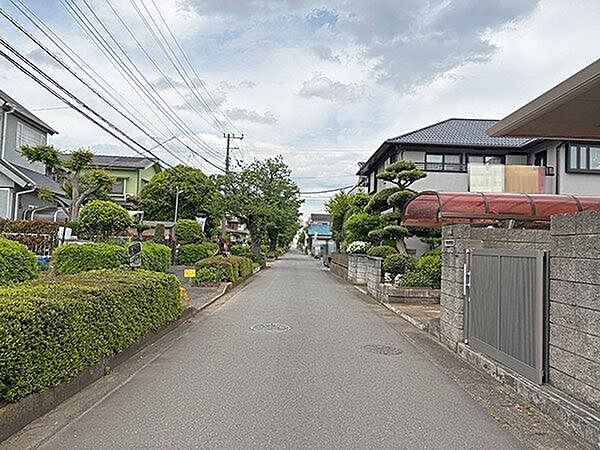 【前面道路含む外観】周辺は比較的交通量が少ない穏やかな住宅街です。ゆったり落ち着いた暮らしが叶いそうです。/2026年6月撮影