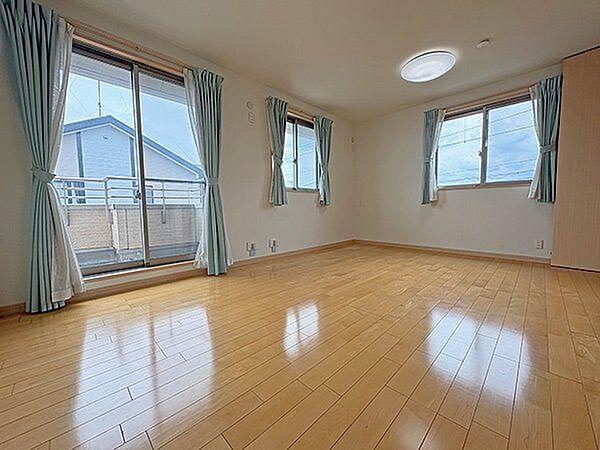 【2階洋室】南側に備わるバルコニーに出入りできる開放的な空間です。2面採光のため、午後まで暖かな陽光が注ぎ込みます。/2026年6月撮影