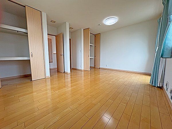 【2階洋室】扉と収納がそれぞれ2箇所ずつ設けられ、お子様の成長に伴い2部屋に区切ることが可能です。ライフスタイルに合わせて、間取りを変えられるお部屋です(要別途費用負担)。/2026年6月撮影