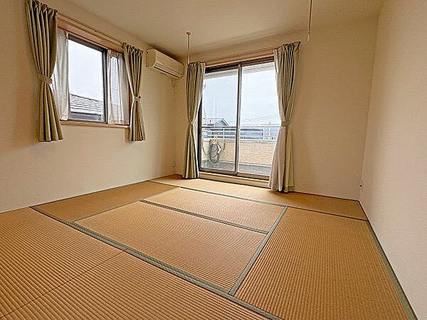 【2階和室】ウォークインクローゼットが設けられた和室です。東側・南側の2面採光で明るく開放的です。/2026年6月撮影