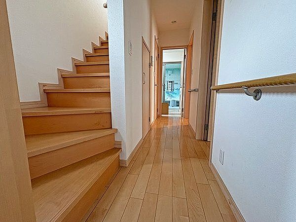【廊下・階段】手すりが設けられており、安全面に配慮されています。廊下からは居住空間が見えにくい設計になっています。/2026年6月撮影