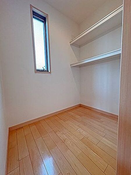 【納戸】窓が設けられた明るい納戸です。収納したいものに合わせてケースを設置することもできます。/2026年6月撮影