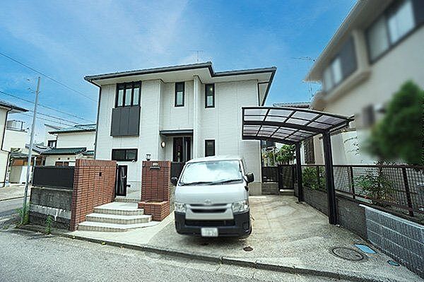 【外観】軽量鉄骨造・2階建、積水ハウス施工「4LDK+S（納戸）+WIC」の住まいです。第一種低層住居専用地域内の閑静な住宅地に位置するため、落ち着いた暮らしが叶いそうです。/2026年7月撮影