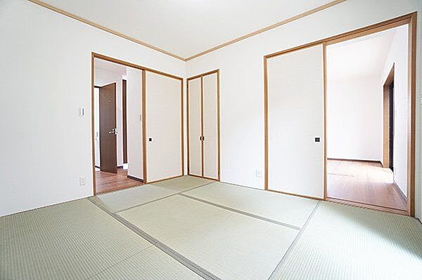 【和室/約6.4帖(1階)】1階和室へは、廊下側とリビング側の2方向からアクセス可能。来客対応や寛ぎの空間として、多用途に活用いただけます。/2026年7月撮影