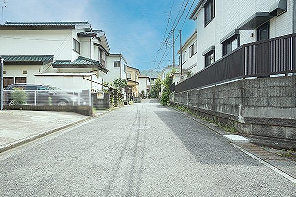 【前面道路含む現地】南東側前面道路の幅員は約4.7m(公道)。/2026年7月撮影