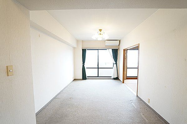 【リビング・ダイニング】南向きバルコニーに面したリビング・ダイニング。光をたっぷり取り込めるよう、ハイサッシが採用されています。/2026年7月撮影