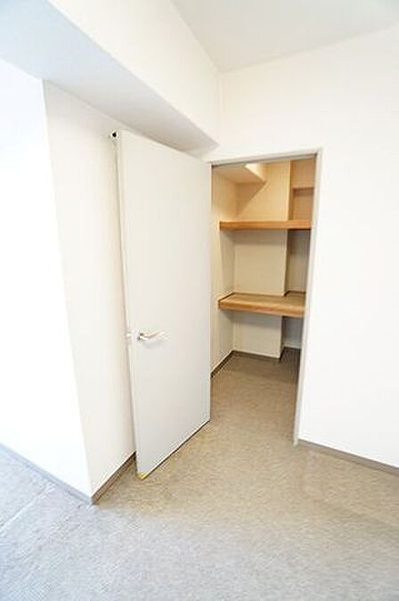 【LD収納】リビング・ダイニングの一角に収納スペースが設けられています。日常使いの小物や飲み物のストック、お子さまの玩具などの収納におすすめです。/2026年7月撮影