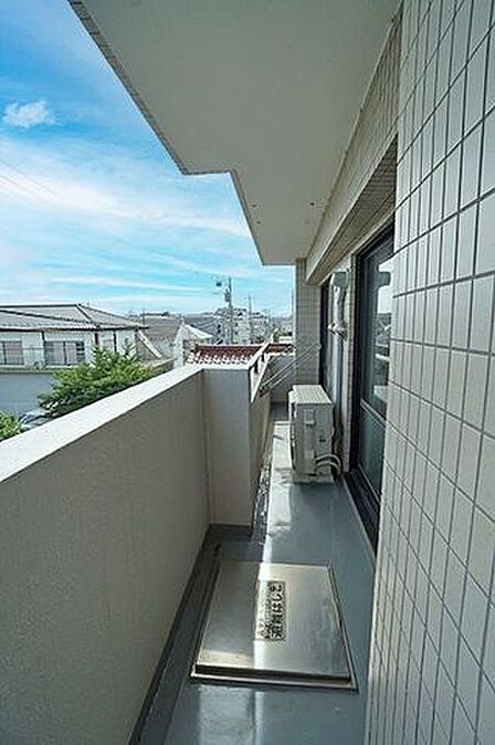 【南側バルコニー】南向きなので、洗濯物や布団を気持ちよく干すことができそうです。屋根があり、急な雨でも洗濯物を濡らしにくいです。/2026年7月撮影
