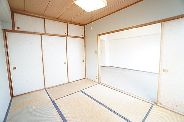 【和室/約6.0帖】布団などを収納できる押入が設けられています。天袋もありますので、帽子など上積みしたくないものや、思い出のアルバムなどをしまうことができます。/2026年7月撮影