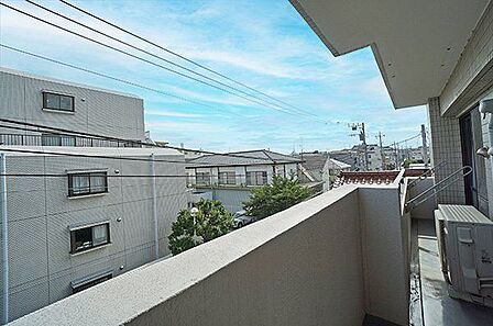 【南側バルコニーからの眺望】前面に視界を遮る高い建物はありません。周辺は戸建て住宅やアパートなどが建ち並ぶ住宅地です。/2026年7月撮影