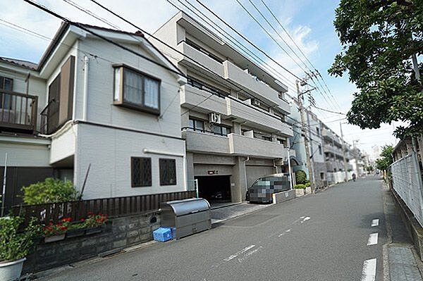 【前面道路含む現地写真】大きな道路に面していないため、車のエンジン音などを比較的気にせずに、お過ごしいただけます。/2026年7月撮影