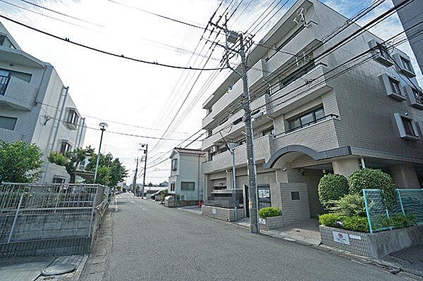 【前面道路含む現地写真】複数の買い物施設や幼稚園・小学校などの教育施設が徒歩10分圏内に揃う住環境が魅力。現地とあわせてご案内させていただきます。/2026年7月撮影