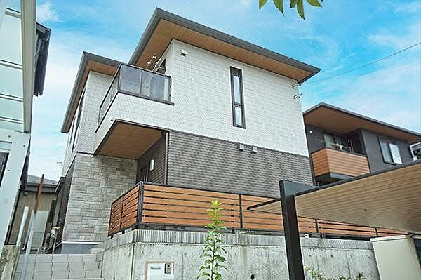 【現地外観写真】2階の南東側にバルコニーが設置されています。洗面室から直接アクセス可能で、洗濯物を干す際にも便利◎家事動線に配慮された間取り設計です。/2024年9月撮影