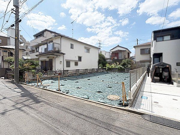 【現地写真】日当たりを考慮したLDKや豊富な収納スペース、複数台並列で駐車が可能なカースペース(車種による)を設置するなど、幅広いプランニングが可能です。/2026年8月撮影