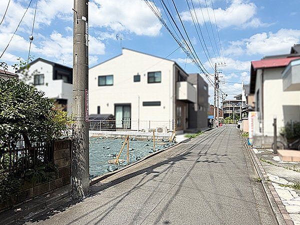 【前面道路含む現地写真】幼稚園・小学校などの教育施設が徒歩圏内に揃う子育て世帯におすすめな住環境。現地とあわせてご案内いたします。お気軽にお問い合わせください。/2026年8月撮影