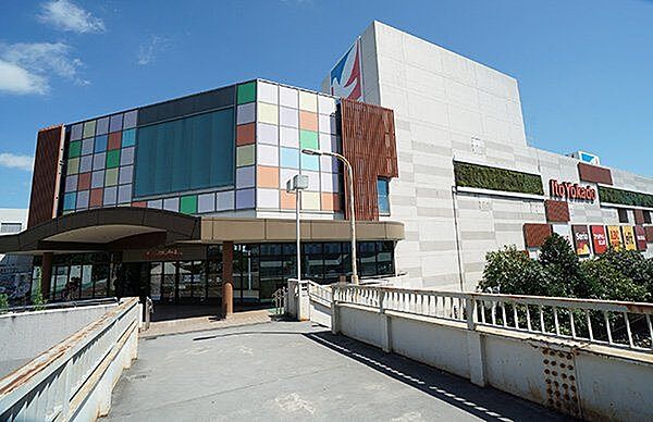 イトーヨーカドー古淵店 徒歩13分。スーパーのほか、銀行やドラッグストアなどのテナントが入るショッピング施設です。まとめてお買い物ができ便利です。/営業時間は店舗により異なります。 980m