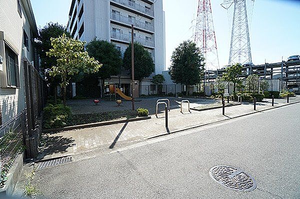 東淵野辺4丁目南公園 徒歩6分。毎日のウォーキングコースやテレワーク中のリフレッシュ、お子さまとも気軽に遊びに行くことができます。スプリング遊具や砂場などが設置されています。 420m