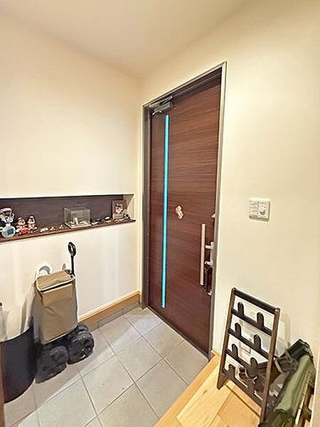 【玄関】玄関入って直ぐに収納が備わっておりますので、いつでも玄関周りをすっきりと保つことができそうです。/2026年1月撮影