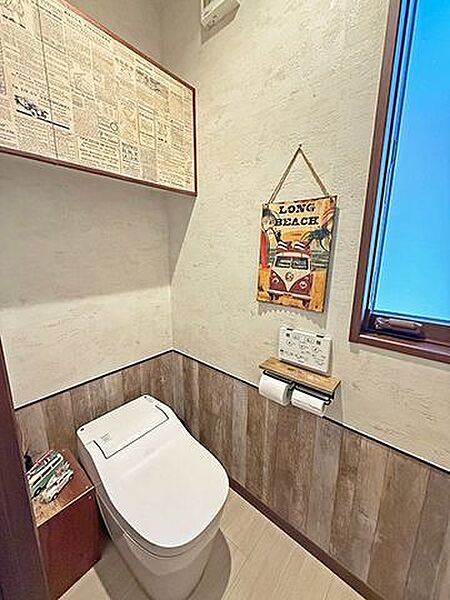 【1階トイレ】空間が広くすっきり見えるタンクレストイレです。背面の棚に、掃除用品などをすっきり収納できます。/2026年1月撮影