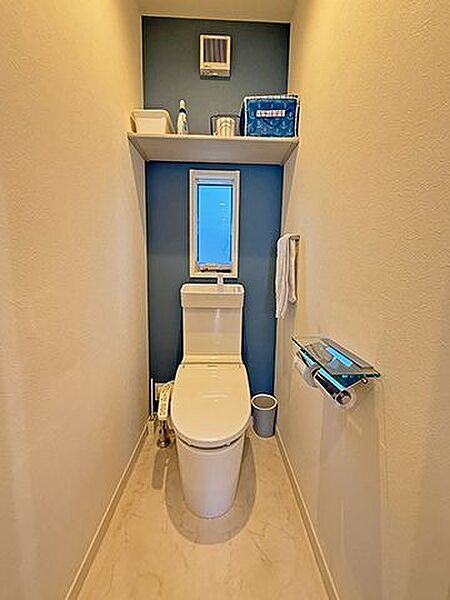 【2階トイレ】トイレは各階に設置されていますので、お出かけ前の混み合う時間帯や、来客時にも重宝しそうです。/2026年1月撮影