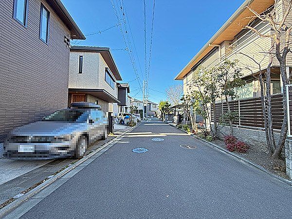 【前面道路含む外観/北西側】第一種低層住居専用地域内に位置しています。周辺は高い建物などがなく、住宅が立ち並ぶ閑静な住宅街です。/2026年1月撮影