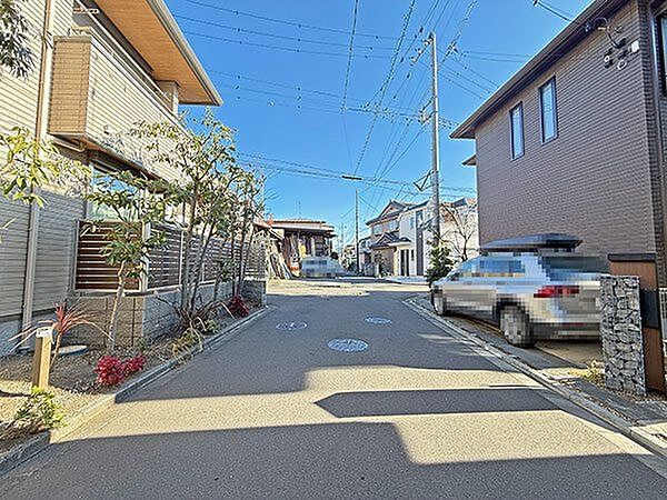 【前面道路含む外観/北西側】前面道路との高低差はほとんどなく、車の出し入れやベビーカーでの移動もスムーズに行えます。/2026年1月撮影
