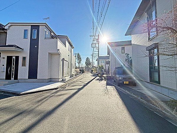 【前面道路含む外観/北東側】神奈川中央交通「御園五丁目」停まで徒歩2分、小田急小田原線・小田急江ノ島線「相模大野」駅までバス乗車14分の立地です。/2026年1月撮影