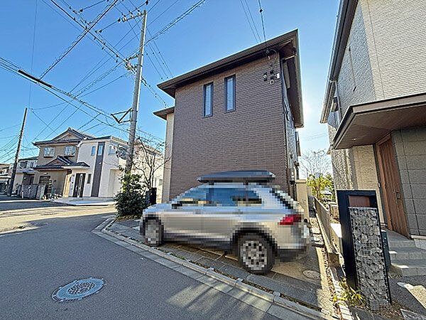 【現地外観写真】カースペースに2台駐車可能です(車種による)。セカンドカーの所有や、来客時に便利です。自転車やバイクなどの駐輪にも活用いただけます。/2026年1月撮影
