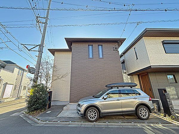 【現地外観写真】北西側・北東側共に前面道路の幅員は約5.0m。角地に位置しておりますので、採光や通風を確保しやすいです。/2026年1月撮影