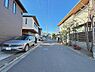 その他：【前面道路含む外観/北西側】第一種低層住居専用地域内に位置しています。周辺は高い建物などがなく、住宅が立ち並ぶ閑静な住宅街です。/2026年1月撮影